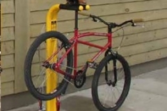 Station de réparation avec un vélo installé