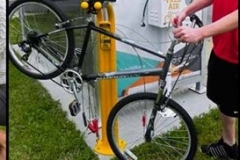 Station de réparation vélo avec un cycliste utilisant un outils