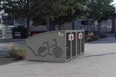 VELBOX réalisation consigne individuelle avec porte battante et tôle décor écriture vélo