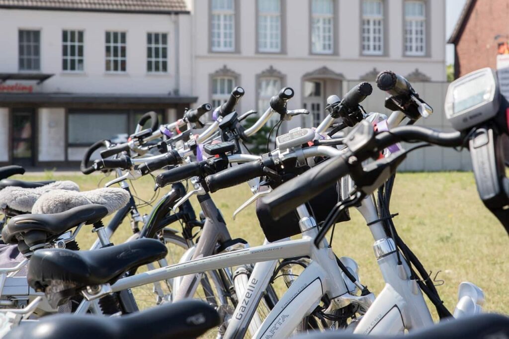 Borne recharge vélo électrique libre-service